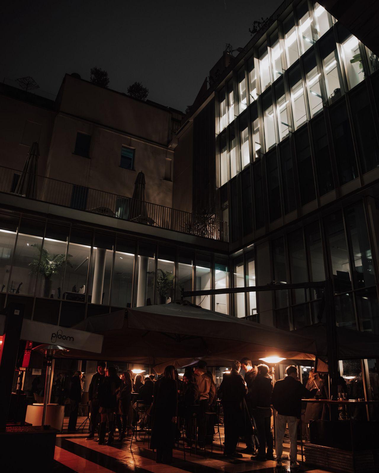 Exterior de DESCO en Milano de noche con público